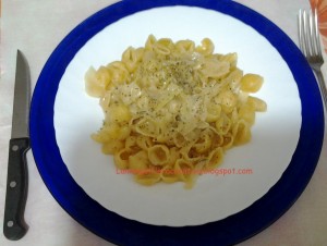 Orecchiette con cavolo, verze e tonno