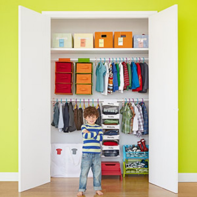 Come organizzare l'armadio dei bambini: consigli, idee, immagini